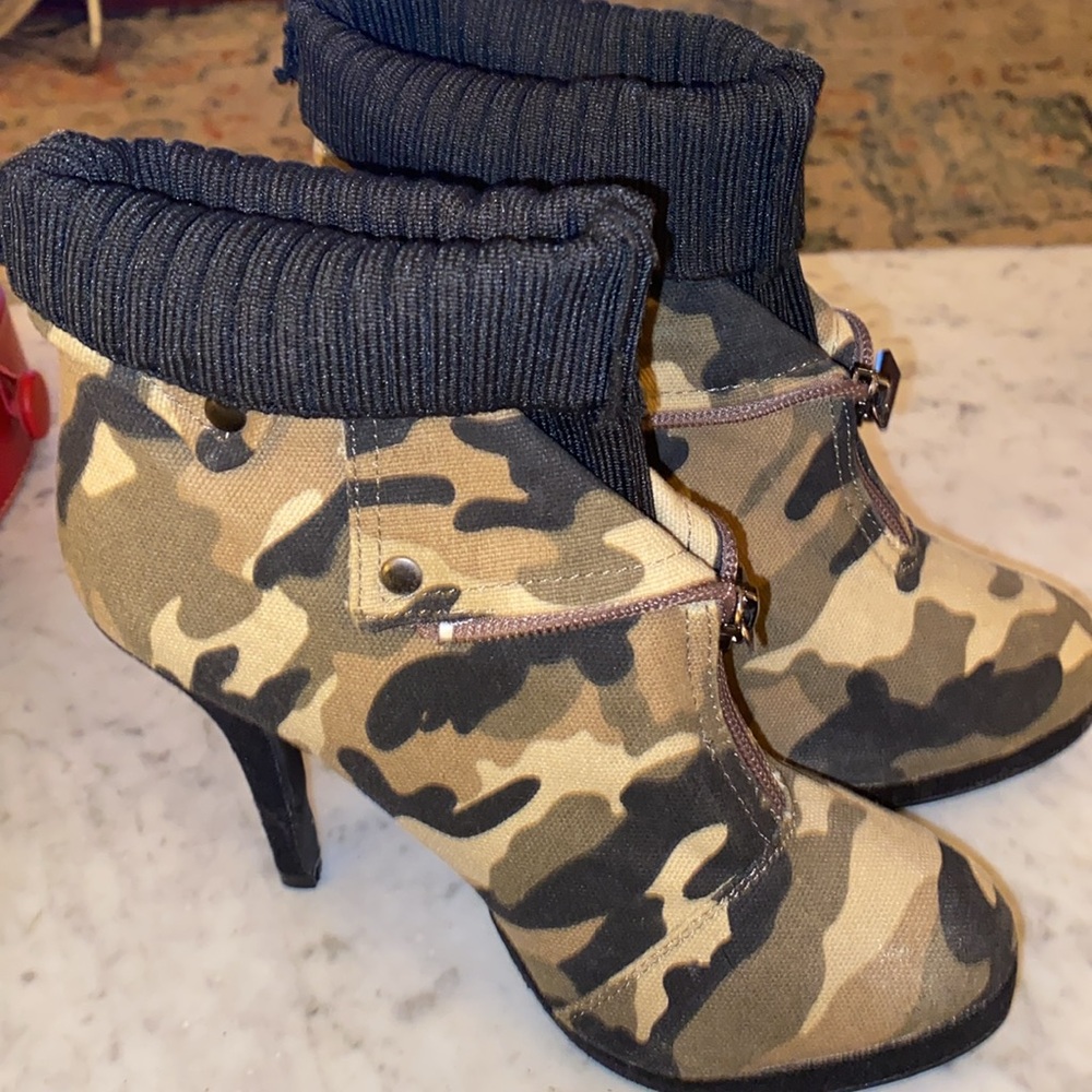 CAMO BOOTS HIGH HEEL 5-1/2 EUC by BAMBOO CUTE UP OR DOWN SOCK TOP UNIQU❤️